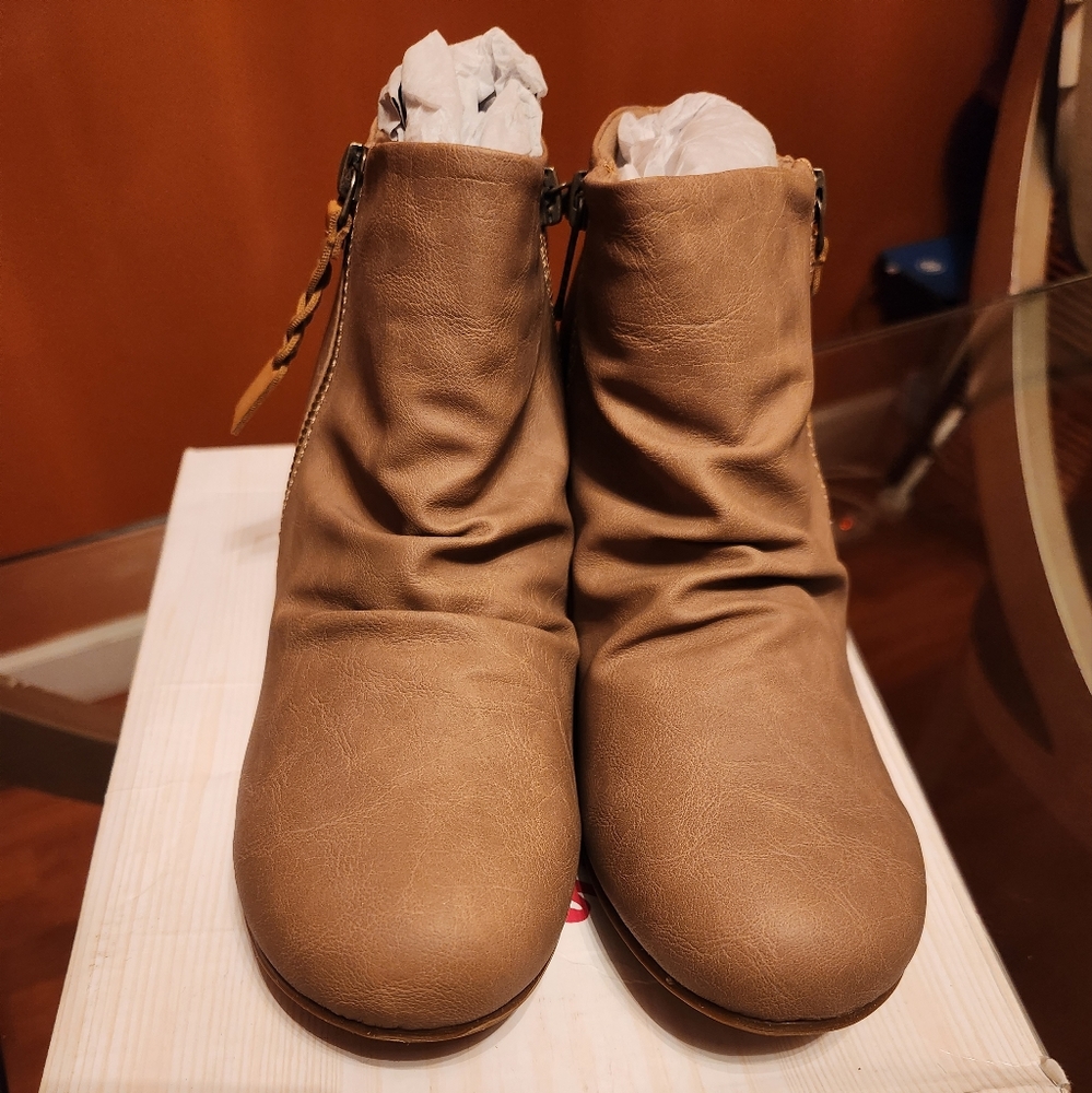 Kids boots size 6